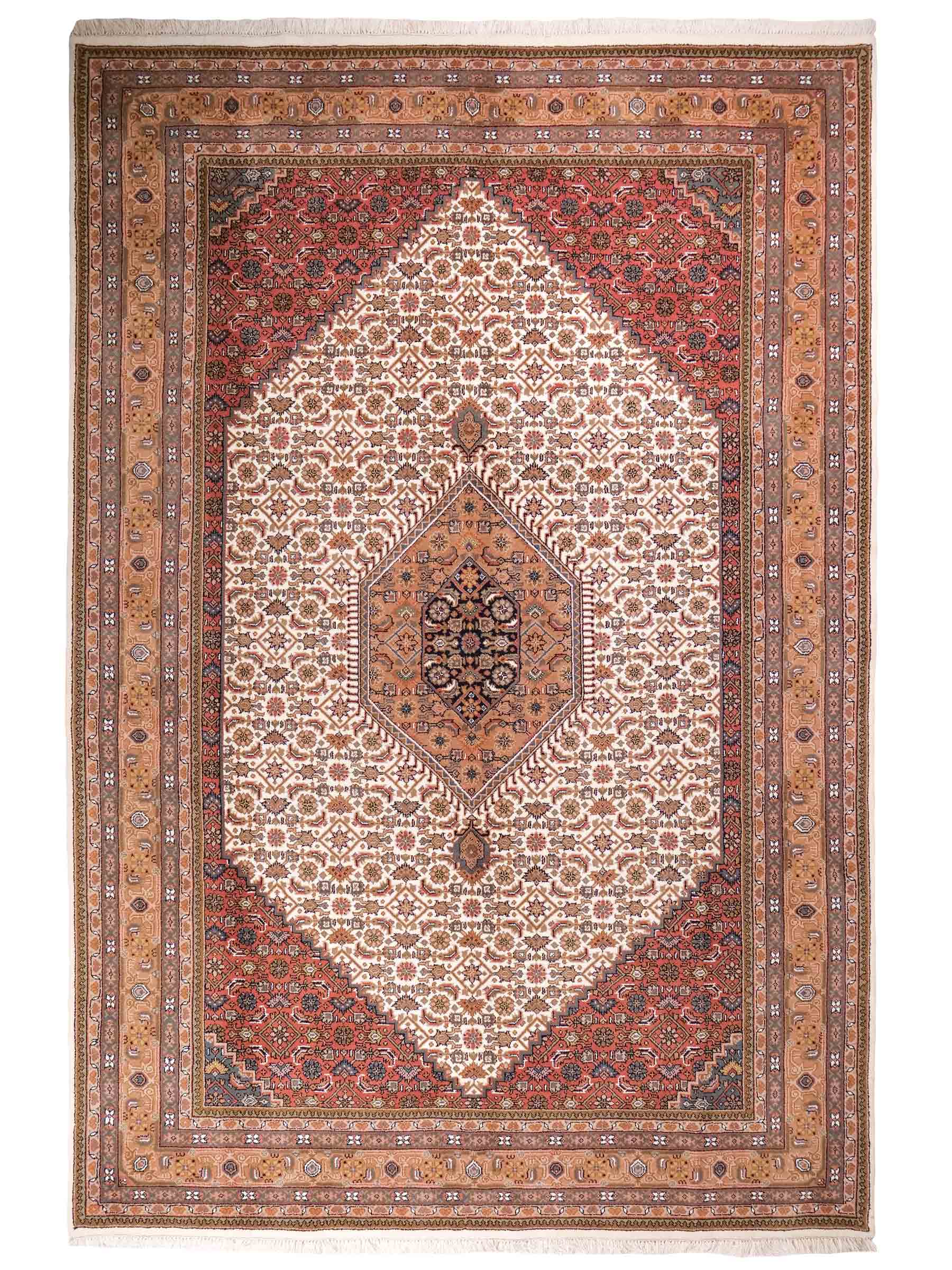 Handgeknüpfter Indo Bidjar Orientteppich von Khademi aus Wolle, beige, cremeweiß. Klassisches Medaillon. Traditionell von Hand geknüpft in Indien. Größe: 298 cm x 200 cm. Teppichnummer: SB3-1177 | Jupiter Intl.