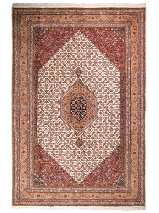 Handgeknüpfter Indo Bidjar Orientteppich von Khademi aus Wolle, beige, cremeweiß. Klassisches Medaillon. Traditionell von Hand geknüpft in Indien. Größe: 298 cm x 200 cm. Teppichnummer: SB3-1177 | Jupiter Intl.