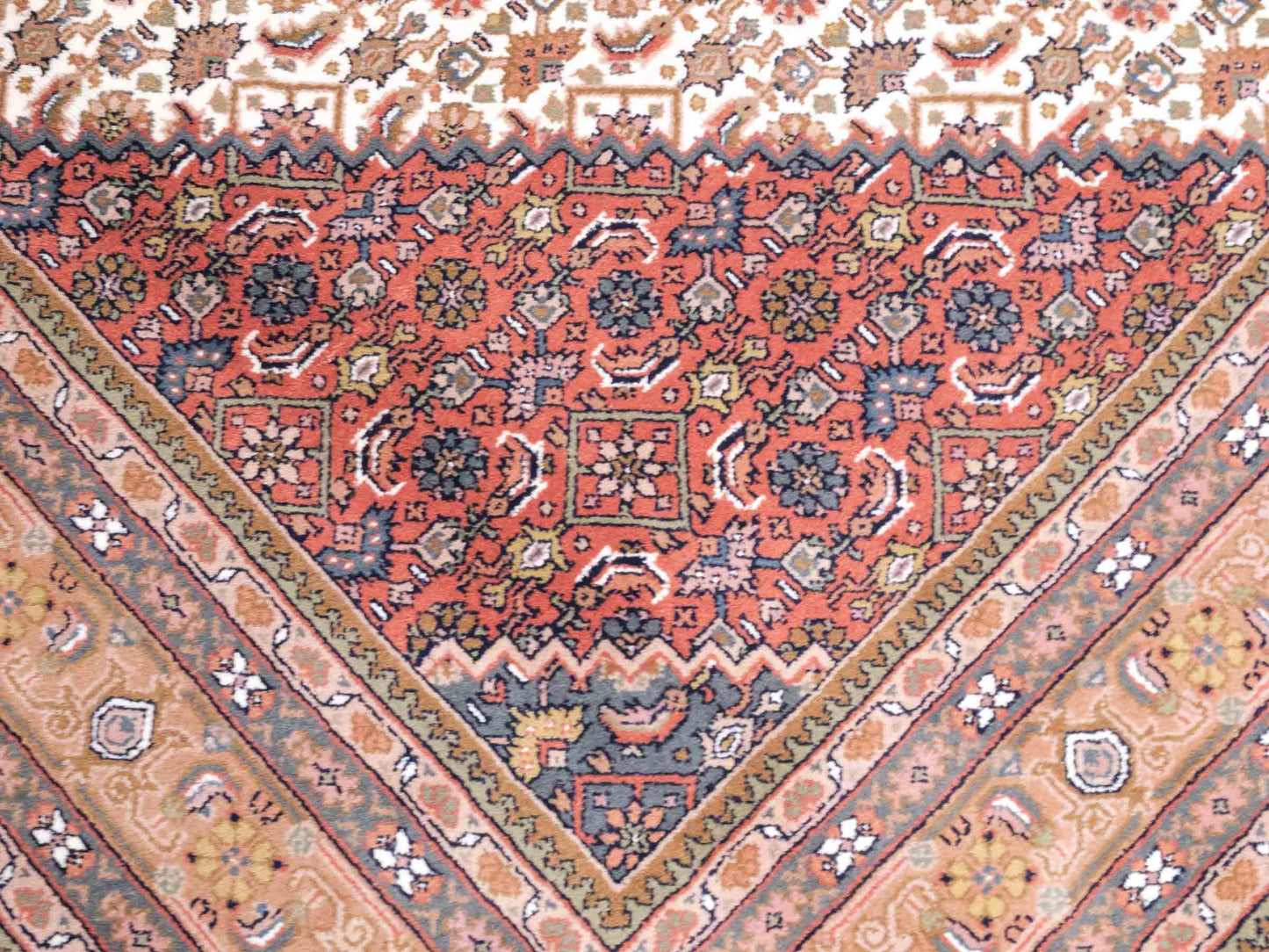 Handgeknüpfter Indo Bidjar Orientteppich von Khademi aus Wolle, beige, cremeweiß. Klassisches Medaillon. Traditionell von Hand geknüpft in Indien. Größe: 298 cm x 200 cm. Teppichnummer: SB3-1177 | Jupiter Intl.