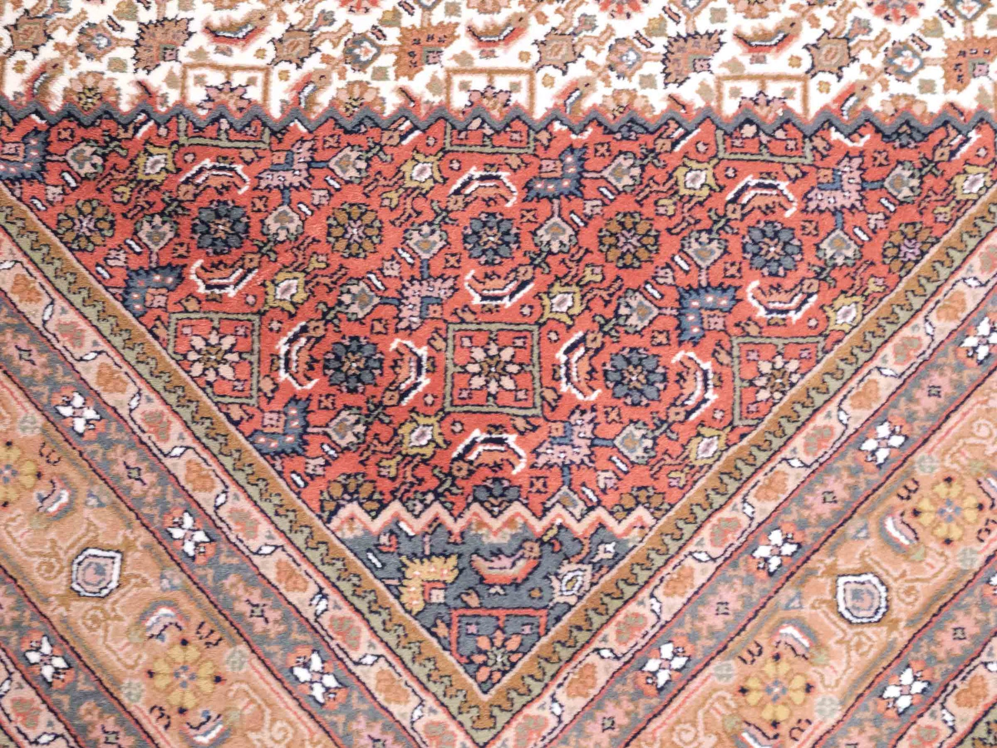 Handgeknüpfter Indo Bidjar Orientteppich von Khademi aus Wolle, beige, cremeweiß. Klassisches Medaillon. Traditionell von Hand geknüpft in Indien. Größe: 298 cm x 200 cm. Teppichnummer: SB3-1177 | Jupiter Intl.