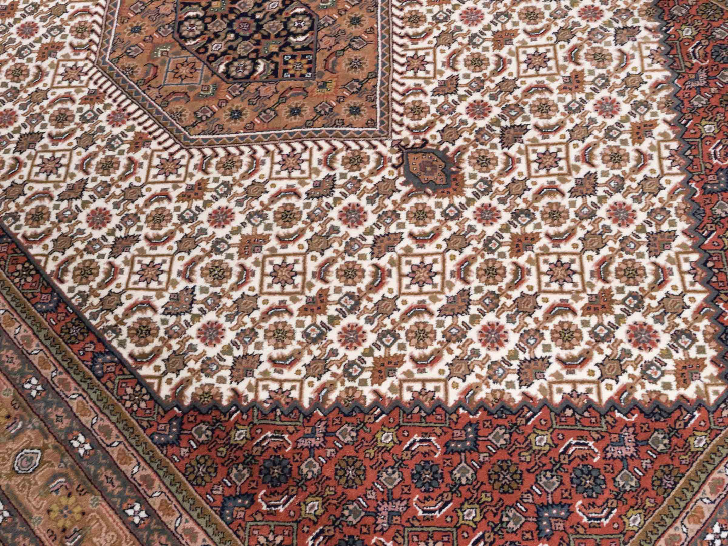 Handgeknüpfter Indo Bidjar Orientteppich von Khademi aus Wolle, beige, cremeweiß. Klassisches Medaillon. Traditionell von Hand geknüpft in Indien. Größe: 298 cm x 200 cm. Teppichnummer: SB3-1177 | Jupiter Intl.