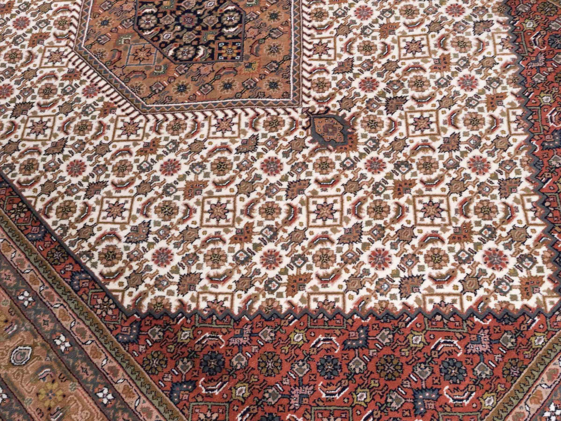 Handgeknüpfter Indo Bidjar Orientteppich von Khademi aus Wolle, beige, cremeweiß. Klassisches Medaillon. Traditionell von Hand geknüpft in Indien. Größe: 298 cm x 200 cm. Teppichnummer: SB3-1177 | Jupiter Intl.