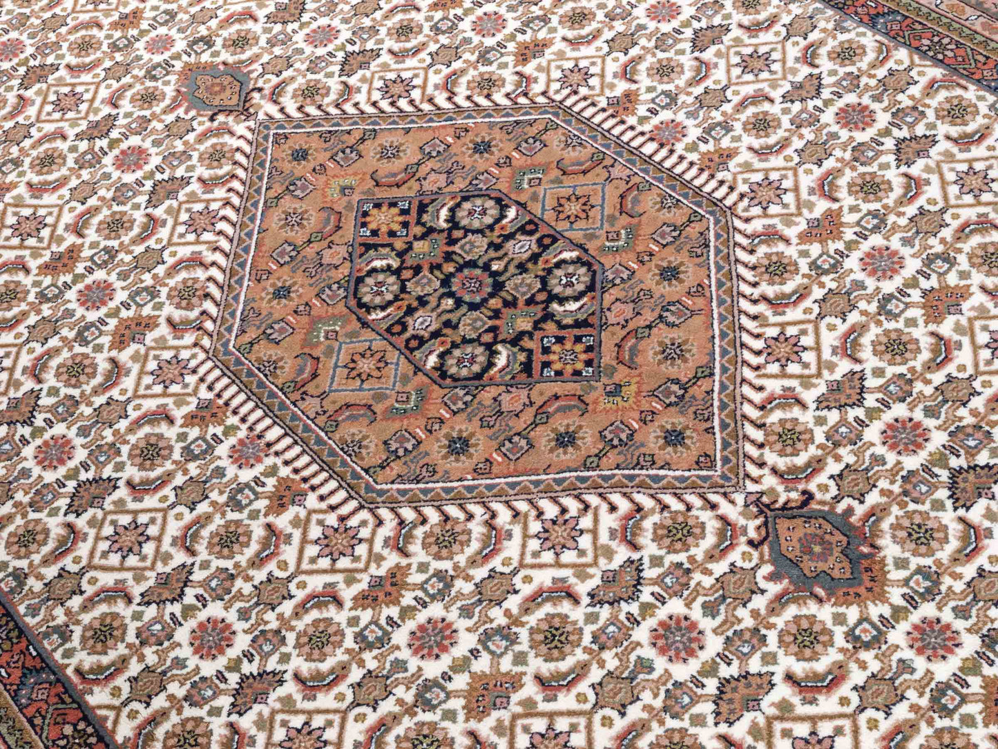Handgeknüpfter Indo Bidjar Orientteppich von Khademi aus Wolle, beige, cremeweiß. Klassisches Medaillon. Traditionell von Hand geknüpft in Indien. Größe: 298 cm x 200 cm. Teppichnummer: SB3-1177 | Jupiter Intl.