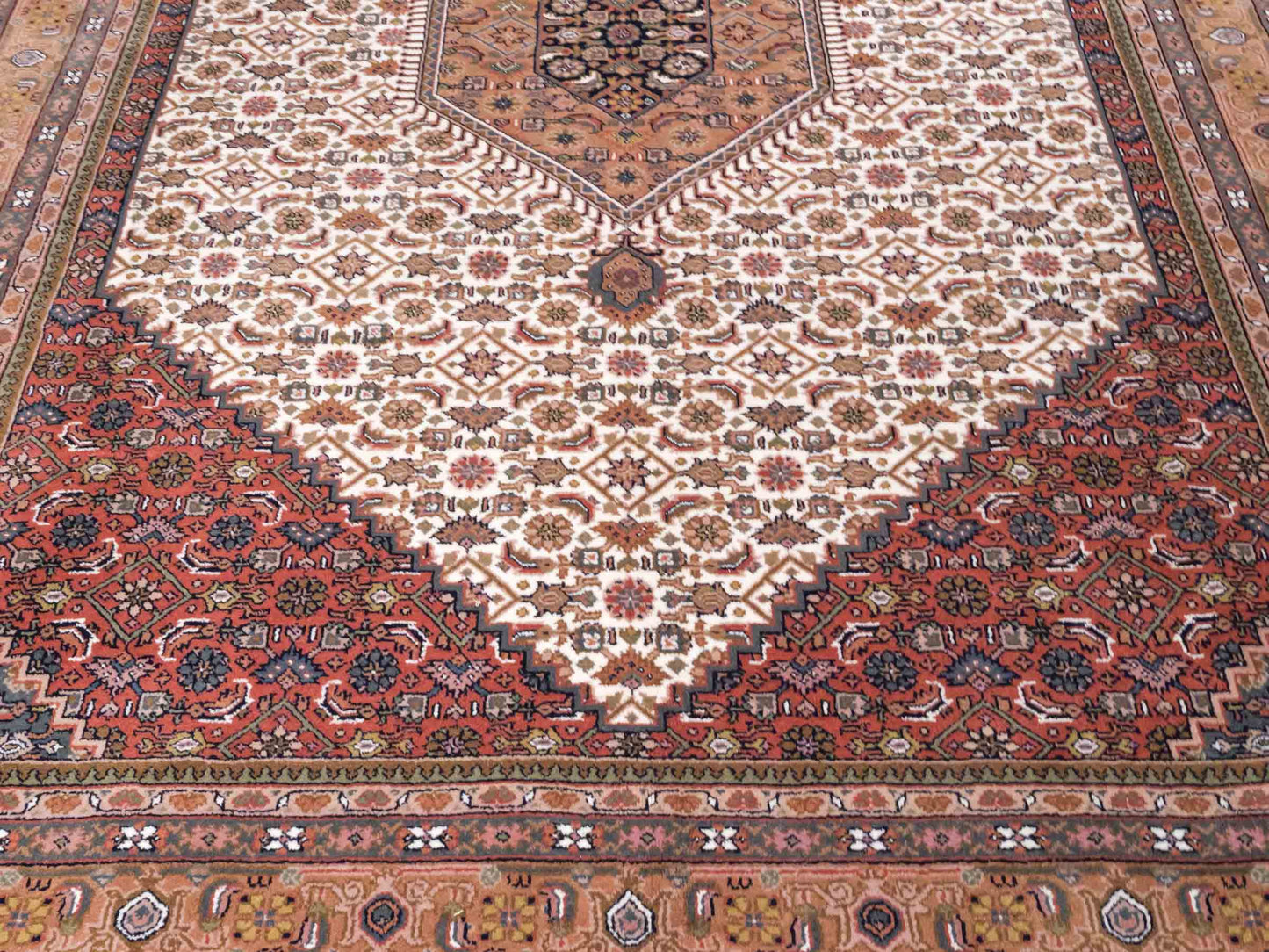 Handgeknüpfter Indo Bidjar Orientteppich von Khademi aus Wolle, beige, cremeweiß. Klassisches Medaillon. Traditionell von Hand geknüpft in Indien. Größe: 298 cm x 200 cm. Teppichnummer: SB3-1177 | Jupiter Intl.