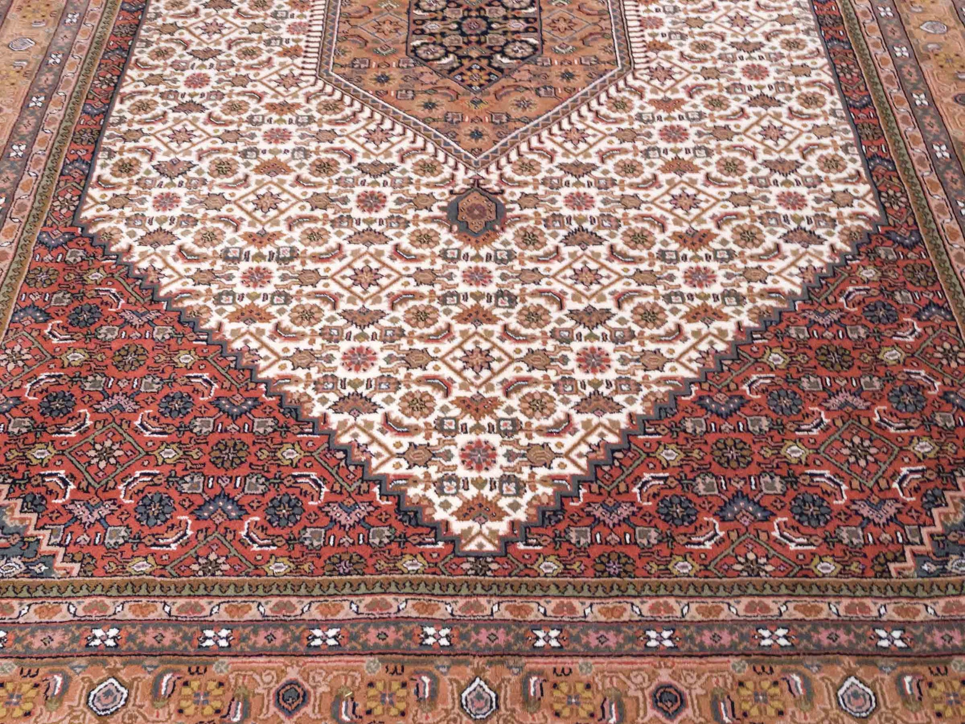 Handgeknüpfter Indo Bidjar Orientteppich von Khademi aus Wolle, beige, cremeweiß. Klassisches Medaillon. Traditionell von Hand geknüpft in Indien. Größe: 298 cm x 200 cm. Teppichnummer: SB3-1177 | Jupiter Intl.