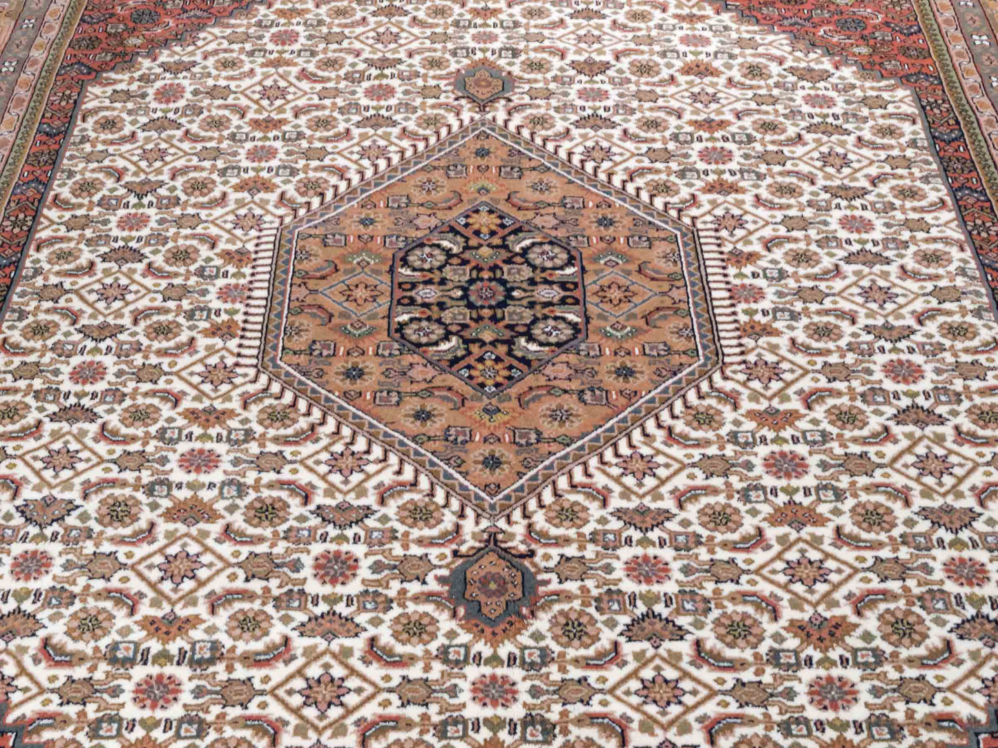 Handgeknüpfter Indo Bidjar Orientteppich von Khademi aus Wolle, beige, cremeweiß. Klassisches Medaillon. Traditionell von Hand geknüpft in Indien. Größe: 298 cm x 200 cm. Teppichnummer: SB3-1177 | Jupiter Intl.