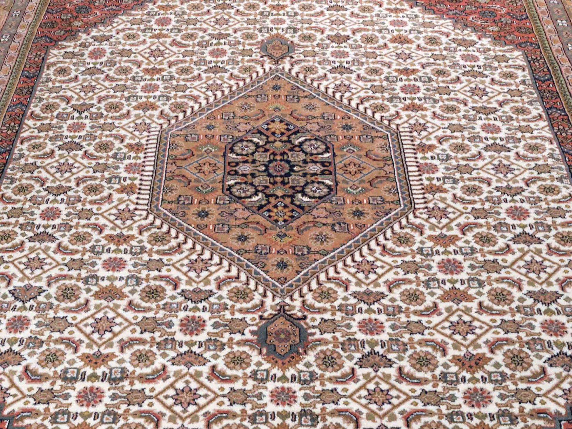Handgeknüpfter Indo Bidjar Orientteppich von Khademi aus Wolle, beige, cremeweiß. Klassisches Medaillon. Traditionell von Hand geknüpft in Indien. Größe: 298 cm x 200 cm. Teppichnummer: SB3-1177 | Jupiter Intl.