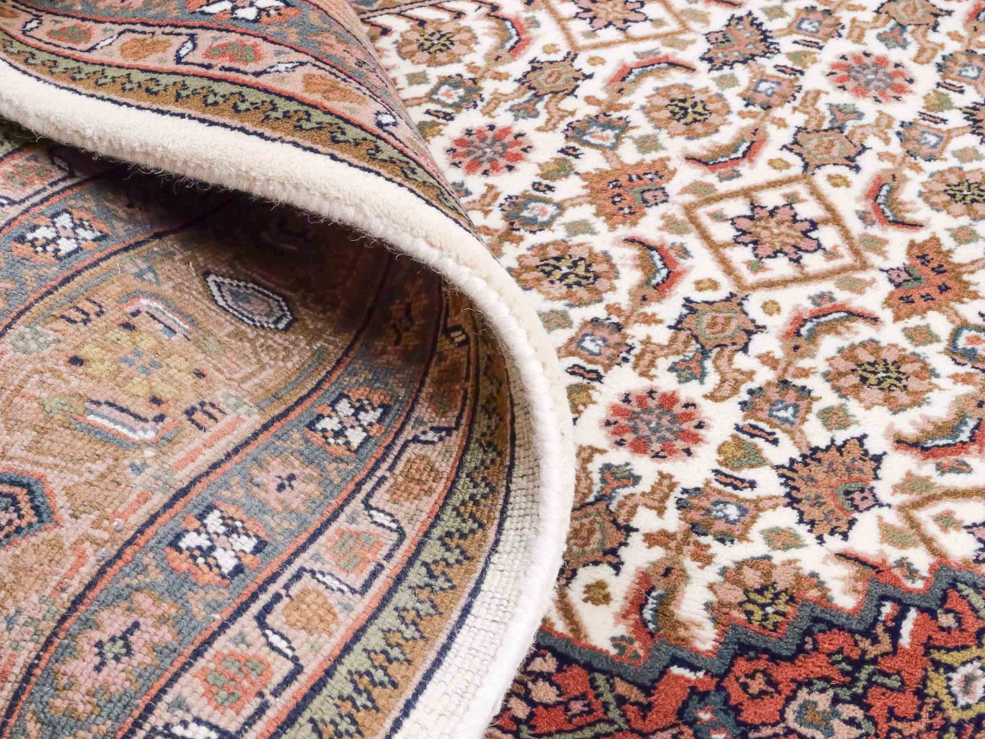 Handgeknüpfter Indo Bidjar Orientteppich von Khademi aus Wolle, beige, cremeweiß. Klassisches Medaillon. Traditionell von Hand geknüpft in Indien. Größe: 298 cm x 200 cm. Teppichnummer: SB3-1177 | Jupiter Intl.