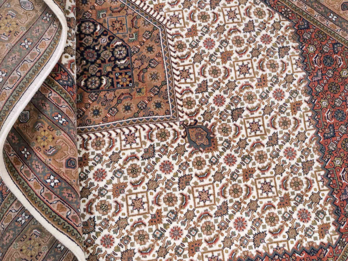 Handgeknüpfter Indo Bidjar Orientteppich von Khademi aus Wolle, beige, cremeweiß. Klassisches Medaillon. Traditionell von Hand geknüpft in Indien. Größe: 298 cm x 200 cm. Teppichnummer: SB3-1177 | Jupiter Intl.