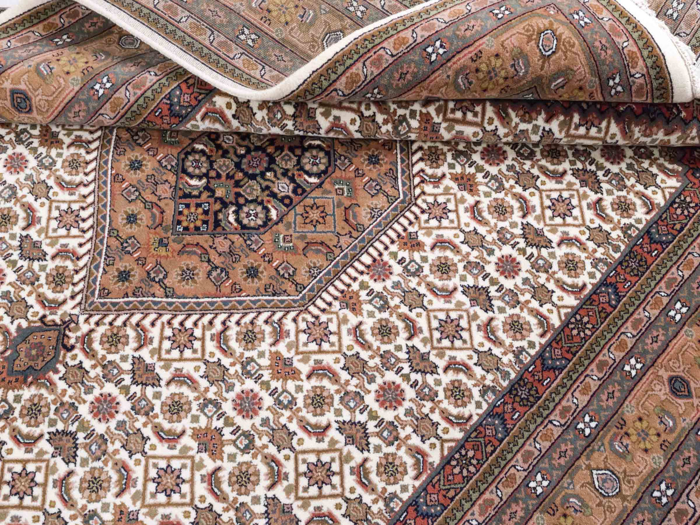 Handgeknüpfter Indo Bidjar Orientteppich von Khademi aus Wolle, beige, cremeweiß. Klassisches Medaillon. Traditionell von Hand geknüpft in Indien. Größe: 298 cm x 200 cm. Teppichnummer: SB3-1177 | Jupiter Intl.