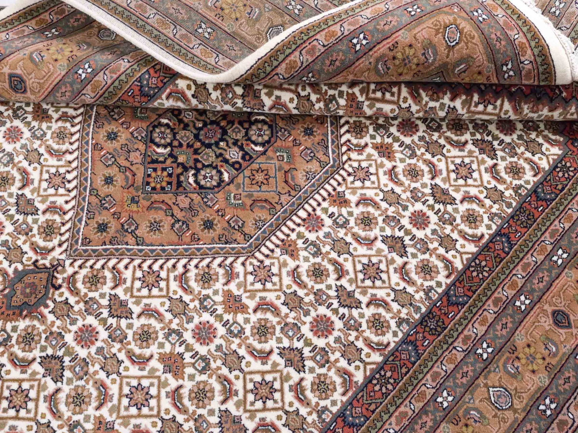Handgeknüpfter Indo Bidjar Orientteppich von Khademi aus Wolle, beige, cremeweiß. Klassisches Medaillon. Traditionell von Hand geknüpft in Indien. Größe: 298 cm x 200 cm. Teppichnummer: SB3-1177 | Jupiter Intl.