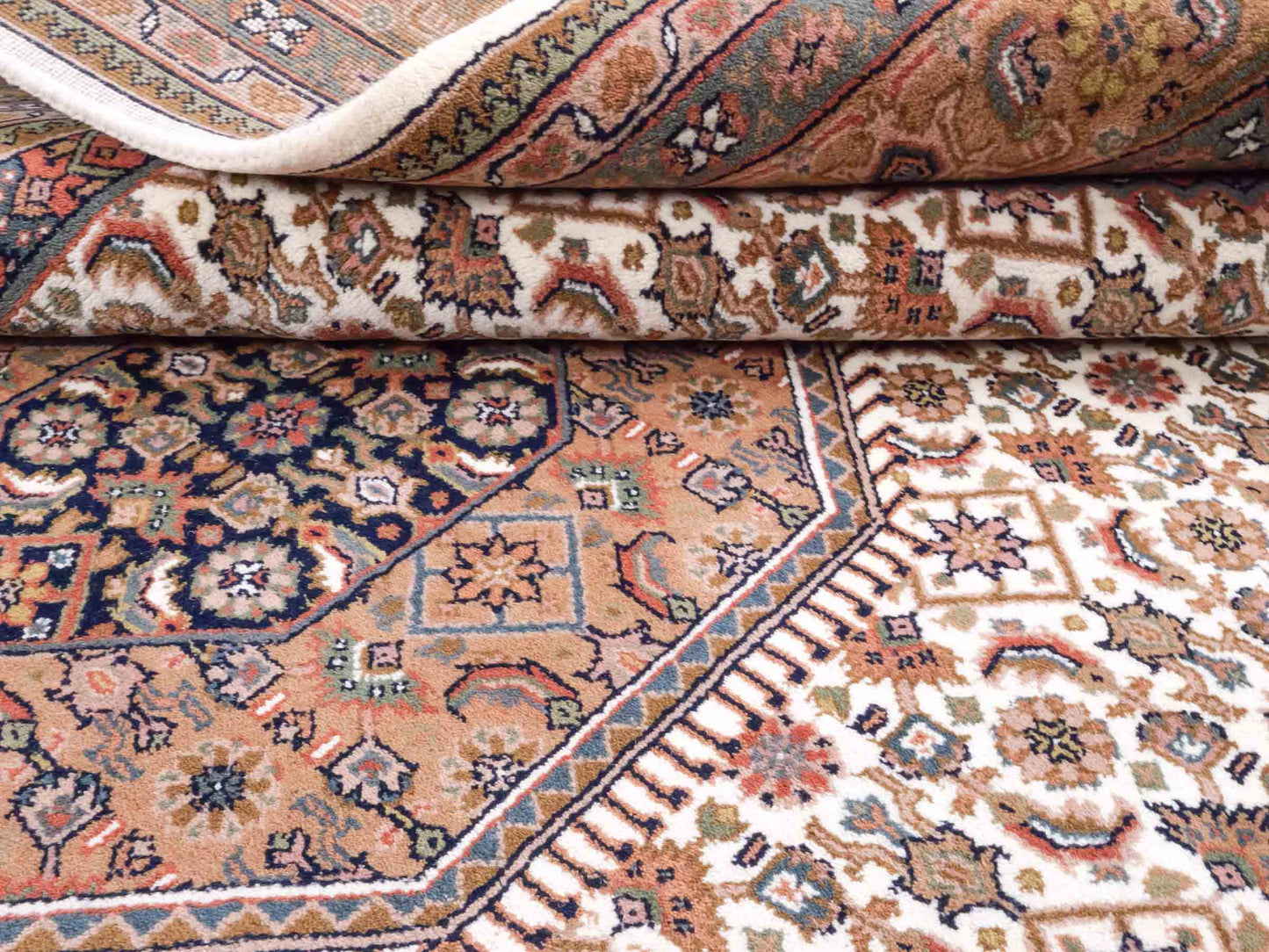 Handgeknüpfter Indo Bidjar Orientteppich von Khademi aus Wolle, beige, cremeweiß. Klassisches Medaillon. Traditionell von Hand geknüpft in Indien. Größe: 298 cm x 200 cm. Teppichnummer: SB3-1177 | Jupiter Intl.