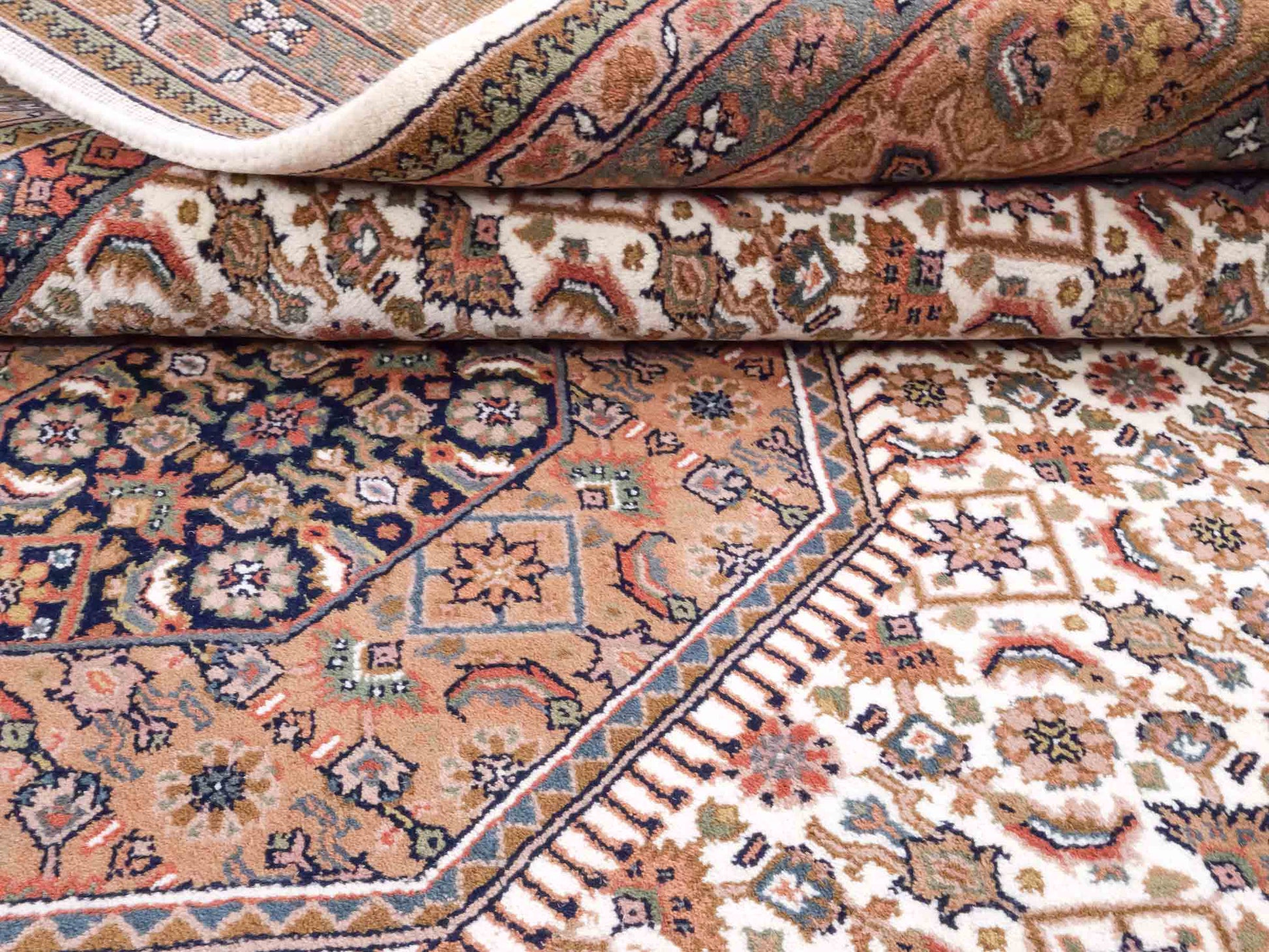 Handgeknüpfter Indo Bidjar Orientteppich von Khademi aus Wolle, beige, cremeweiß. Klassisches Medaillon. Traditionell von Hand geknüpft in Indien. Größe: 298 cm x 200 cm. Teppichnummer: SB3-1177 | Jupiter Intl.