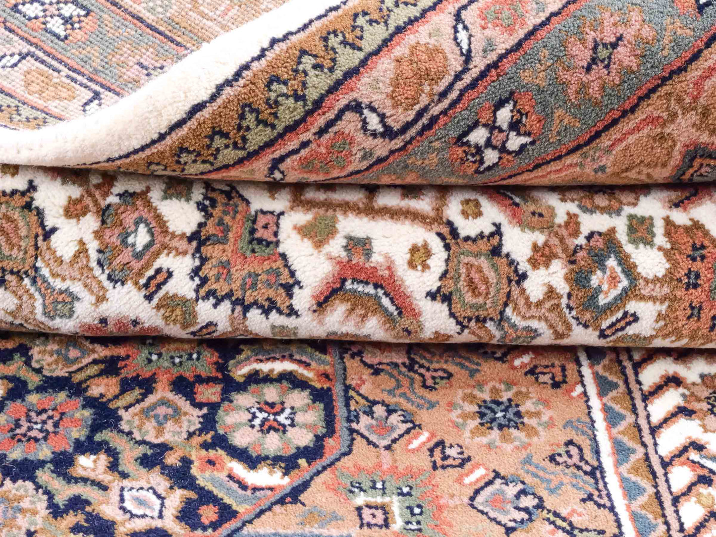Handgeknüpfter Indo Bidjar Orientteppich von Khademi aus Wolle, beige, cremeweiß. Klassisches Medaillon. Traditionell von Hand geknüpft in Indien. Größe: 298 cm x 200 cm. Teppichnummer: SB3-1177 | Jupiter Intl.