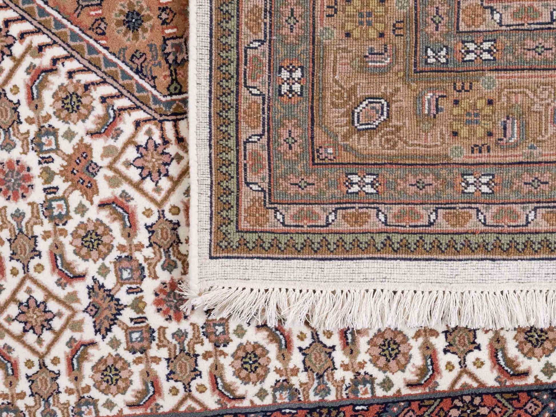 Handgeknüpfter Indo Bidjar Orientteppich von Khademi aus Wolle, beige, cremeweiß. Klassisches Medaillon. Traditionell von Hand geknüpft in Indien. Größe: 298 cm x 200 cm. Teppichnummer: SB3-1177 | Jupiter Intl.