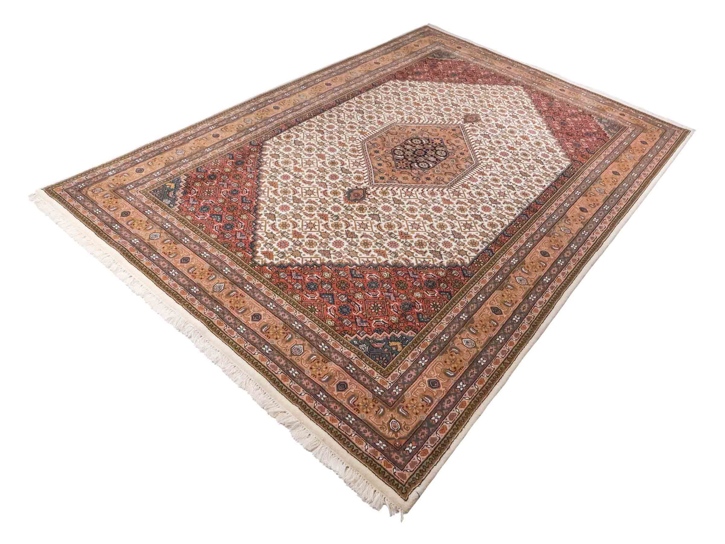 Handgeknüpfter Indo Bidjar Orientteppich von Khademi aus Wolle, beige, cremeweiß. Klassisches Medaillon. Traditionell von Hand geknüpft in Indien. Größe: 298 cm x 200 cm. Teppichnummer: SB3-1177 | Jupiter Intl.