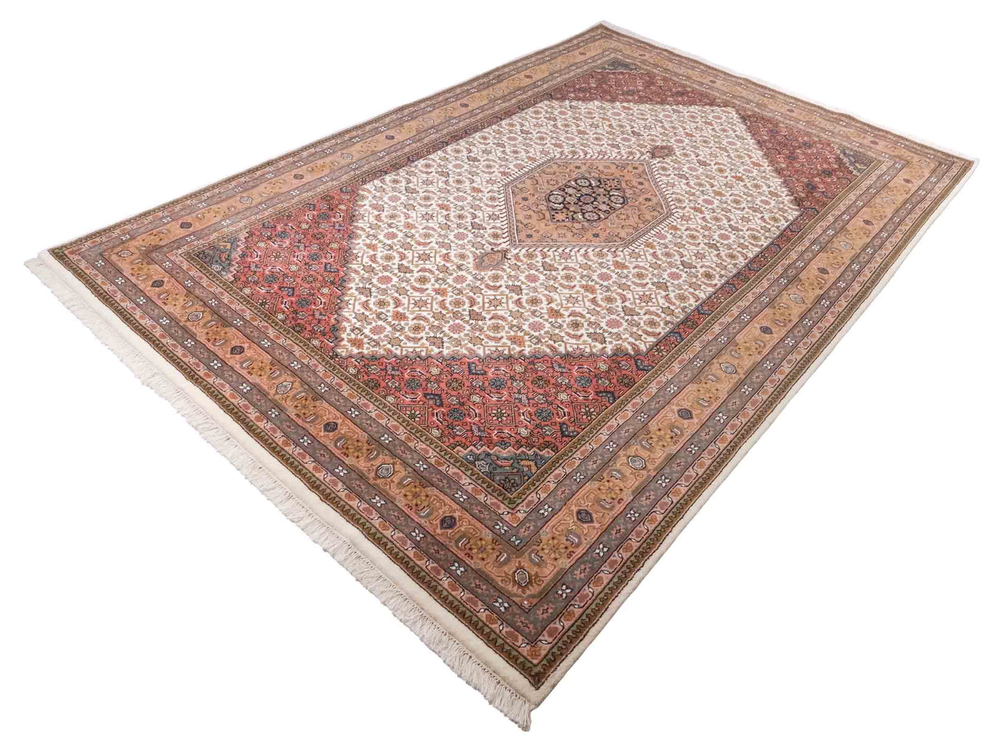 Handgeknüpfter Indo Bidjar Orientteppich von Khademi aus Wolle, beige, cremeweiß. Klassisches Medaillon. Traditionell von Hand geknüpft in Indien. Größe: 298 cm x 200 cm. Teppichnummer: SB3-1177 | Jupiter Intl.