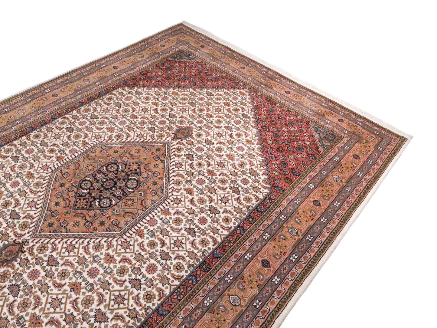 Handgeknüpfter Indo Bidjar Orientteppich von Khademi aus Wolle, beige, cremeweiß. Klassisches Medaillon. Traditionell von Hand geknüpft in Indien. Größe: 298 cm x 200 cm. Teppichnummer: SB3-1177 | Jupiter Intl.