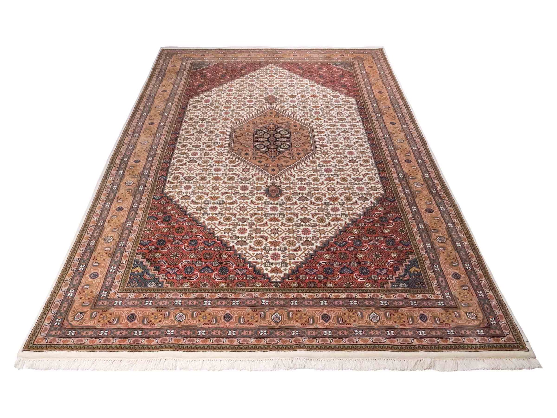 Handgeknüpfter Indo Bidjar Orientteppich von Khademi aus Wolle, beige, cremeweiß. Klassisches Medaillon. Traditionell von Hand geknüpft in Indien. Größe: 298 cm x 200 cm. Teppichnummer: SB3-1177 | Jupiter Intl.