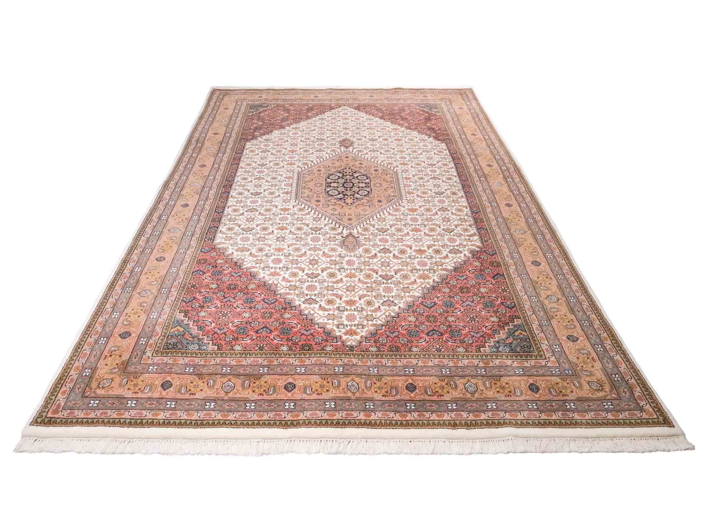Handgeknüpfter Indo Bidjar Orientteppich von Khademi aus Wolle, beige, cremeweiß. Klassisches Medaillon. Traditionell von Hand geknüpft in Indien. Größe: 298 cm x 200 cm. Teppichnummer: SB3-1177 | Jupiter Intl.