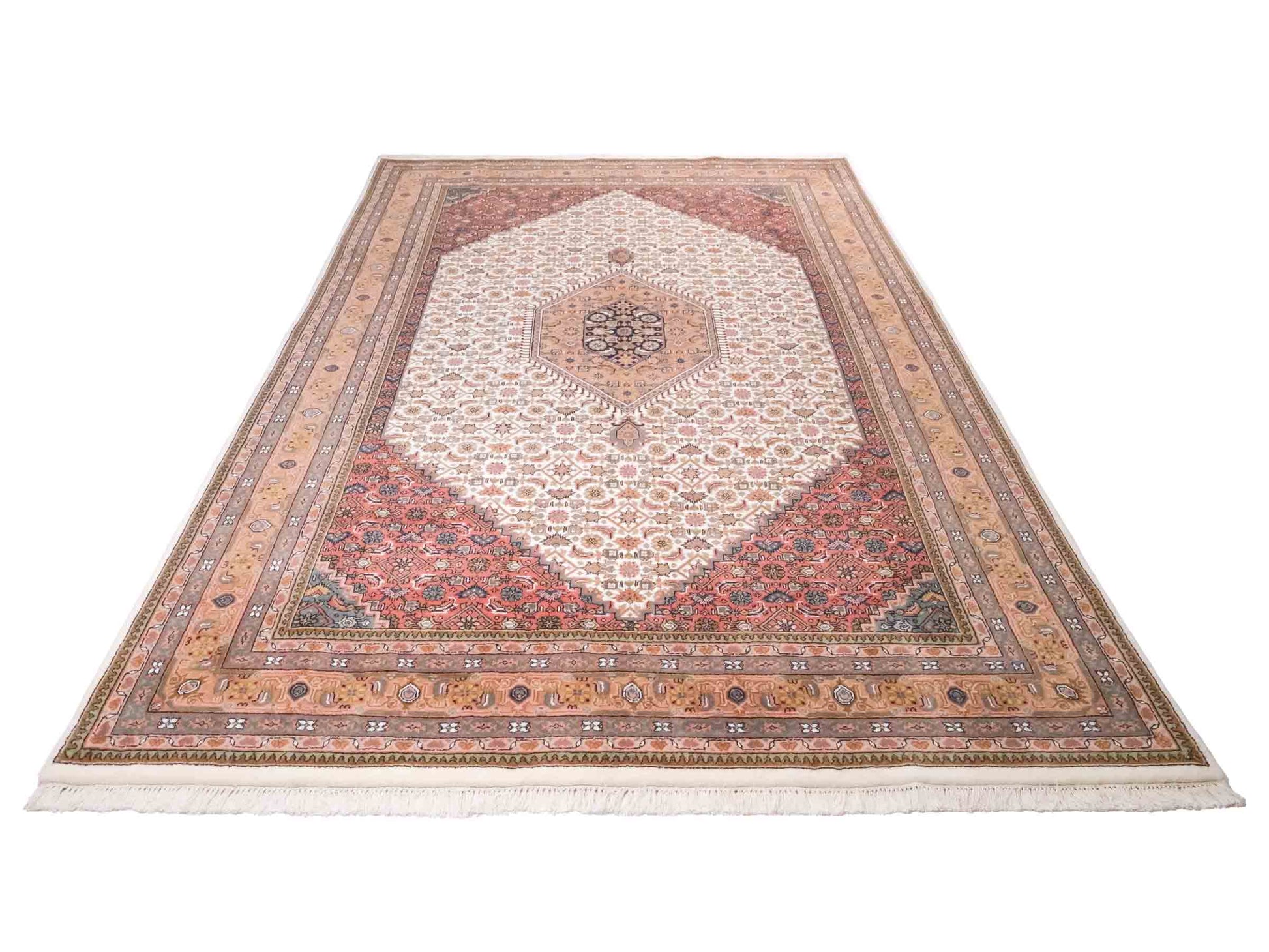 Handgeknüpfter Indo Bidjar Orientteppich von Khademi aus Wolle, beige, cremeweiß. Klassisches Medaillon. Traditionell von Hand geknüpft in Indien. Größe: 298 cm x 200 cm. Teppichnummer: SB3-1177 | Jupiter Intl.