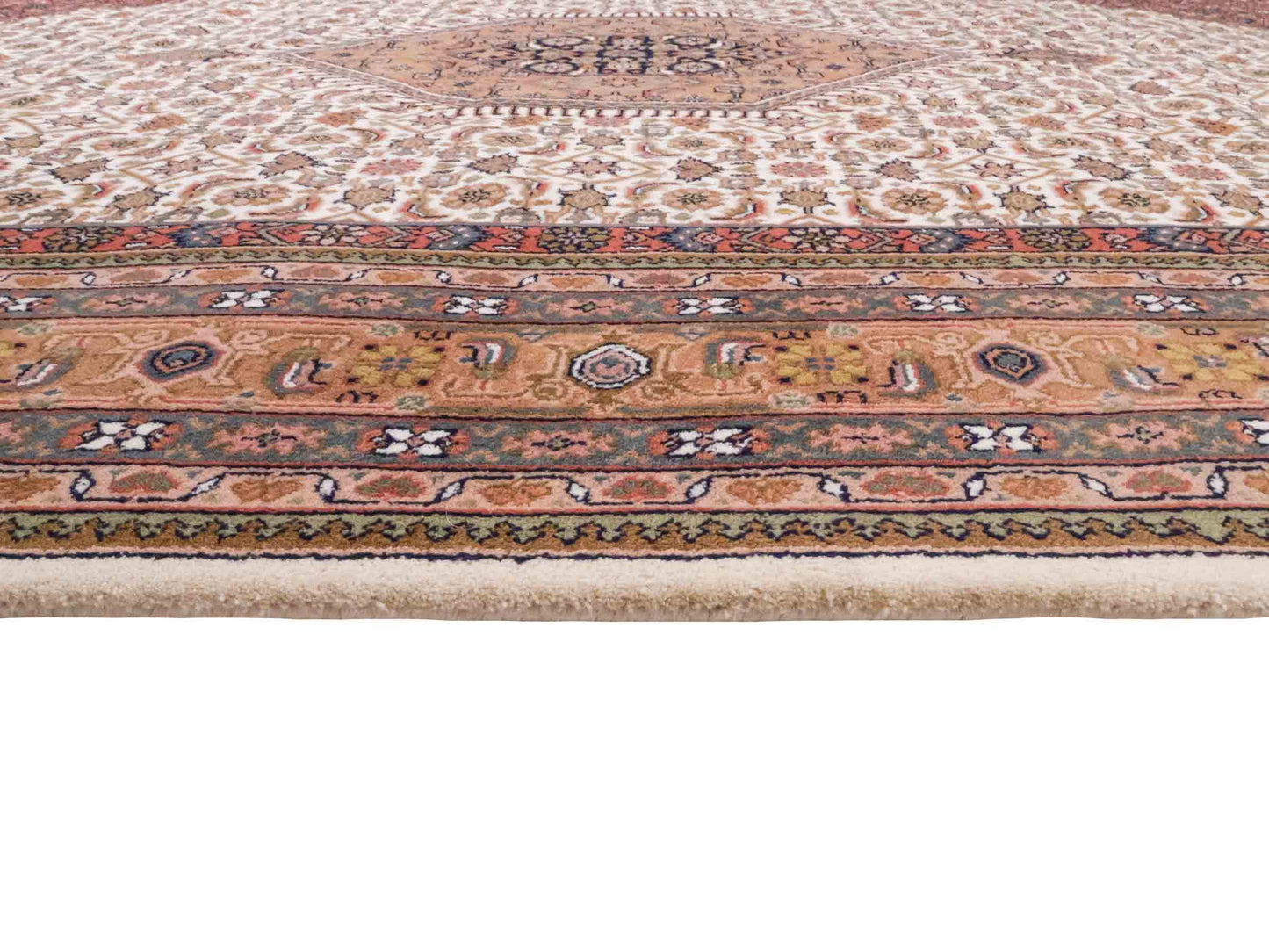 Handgeknüpfter Indo Bidjar Orientteppich von Khademi aus Wolle, beige, cremeweiß. Klassisches Medaillon. Traditionell von Hand geknüpft in Indien. Größe: 298 cm x 200 cm. Teppichnummer: SB3-1177 | Jupiter Intl.