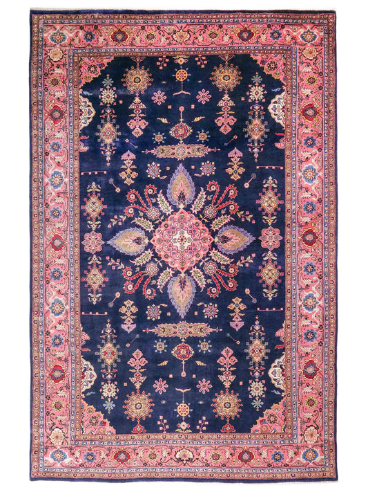 Handgeknüpfter Indo Sarough Orientteppich von Khademi aus Wolle, dunkelblau, rosa. Klassisches Medaillon. Traditionell von Hand geknüpft in Indien. Größe: 298 cm x 196 cm. Teppichnummer: SB3-1179 | Jupiter Intl.