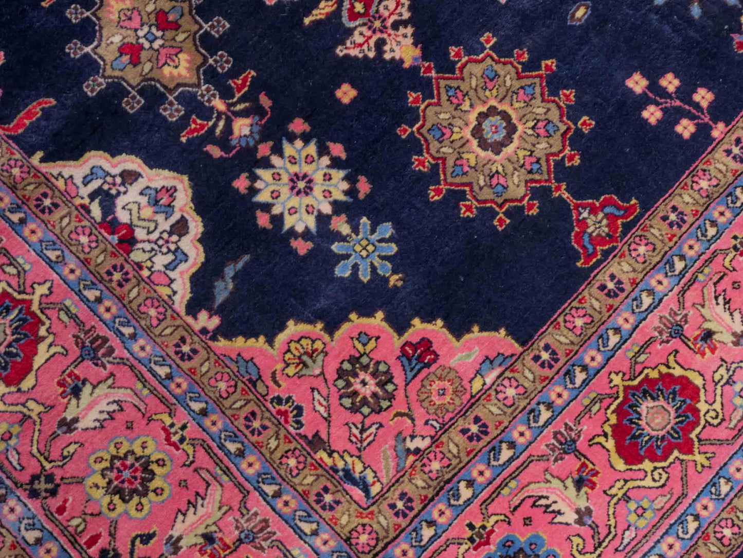 Handgeknüpfter Indo Sarough Orientteppich von Khademi aus Wolle, dunkelblau, rosa. Klassisches Medaillon. Traditionell von Hand geknüpft in Indien. Größe: 298 cm x 196 cm. Teppichnummer: SB3-1179 | Jupiter Intl.