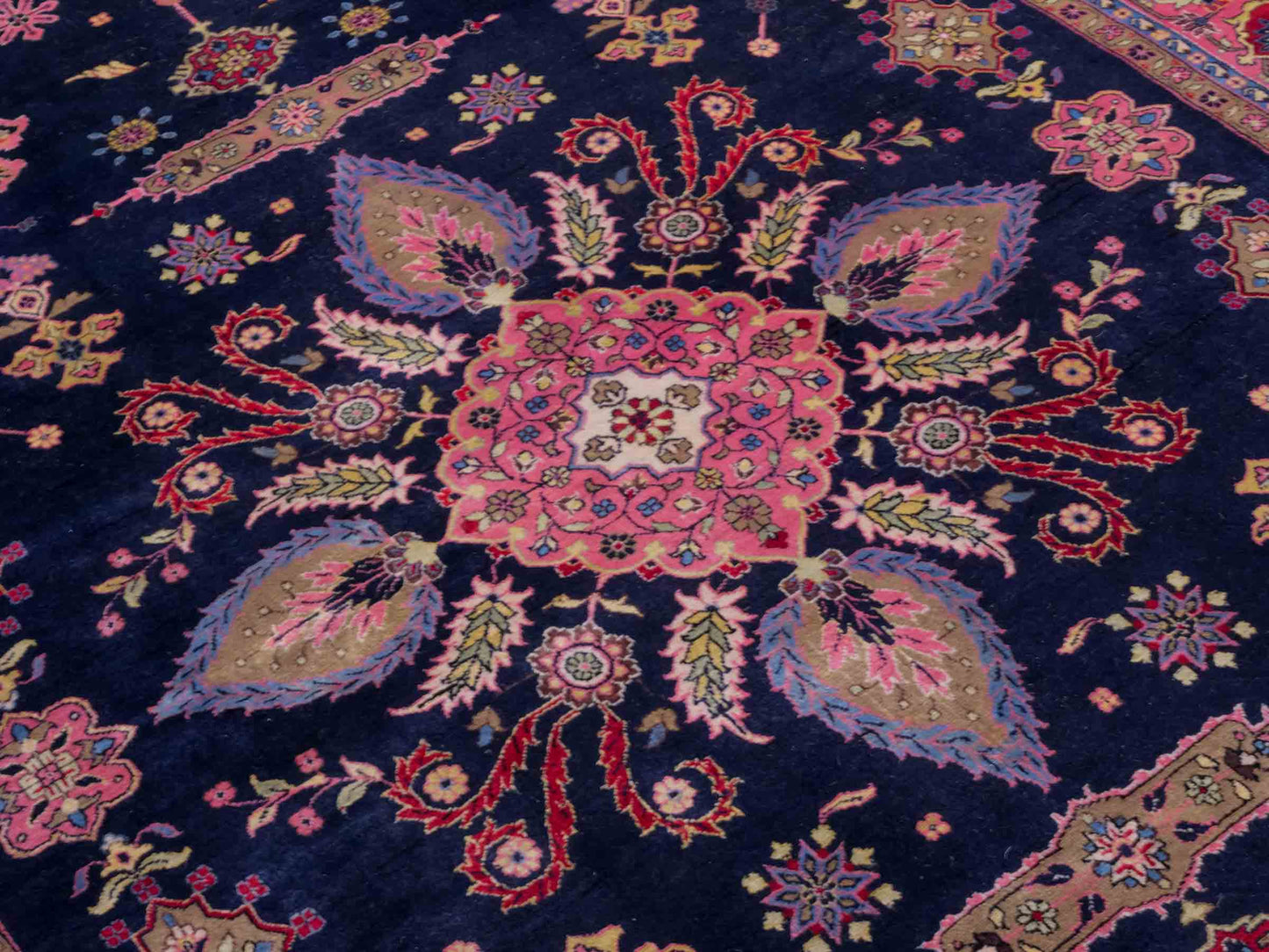 Handgeknüpfter Indo Sarough Orientteppich von Khademi aus Wolle, dunkelblau, rosa. Klassisches Medaillon. Traditionell von Hand geknüpft in Indien. Größe: 298 cm x 196 cm. Teppichnummer: SB3-1179 | Jupiter Intl.