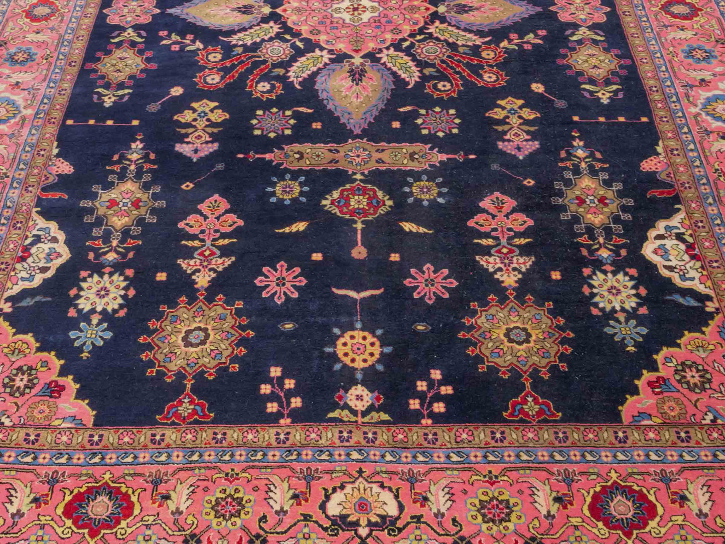 Handgeknüpfter Indo Sarough Orientteppich von Khademi aus Wolle, dunkelblau, rosa. Klassisches Medaillon. Traditionell von Hand geknüpft in Indien. Größe: 298 cm x 196 cm. Teppichnummer: SB3-1179 | Jupiter Intl.