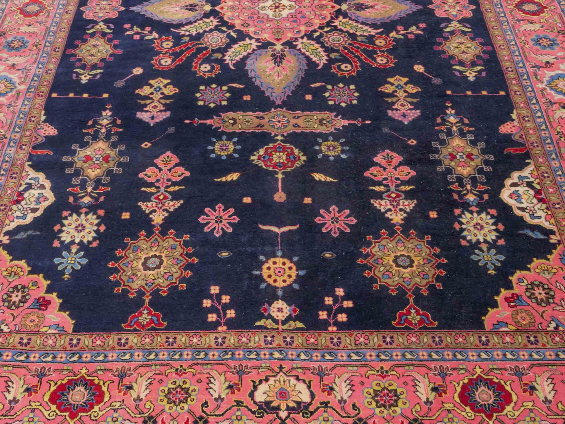 Handgeknüpfter Indo Sarough Orientteppich von Khademi aus Wolle, dunkelblau, rosa. Klassisches Medaillon. Traditionell von Hand geknüpft in Indien. Größe: 298 cm x 196 cm. Teppichnummer: SB3-1179 | Jupiter Intl.
