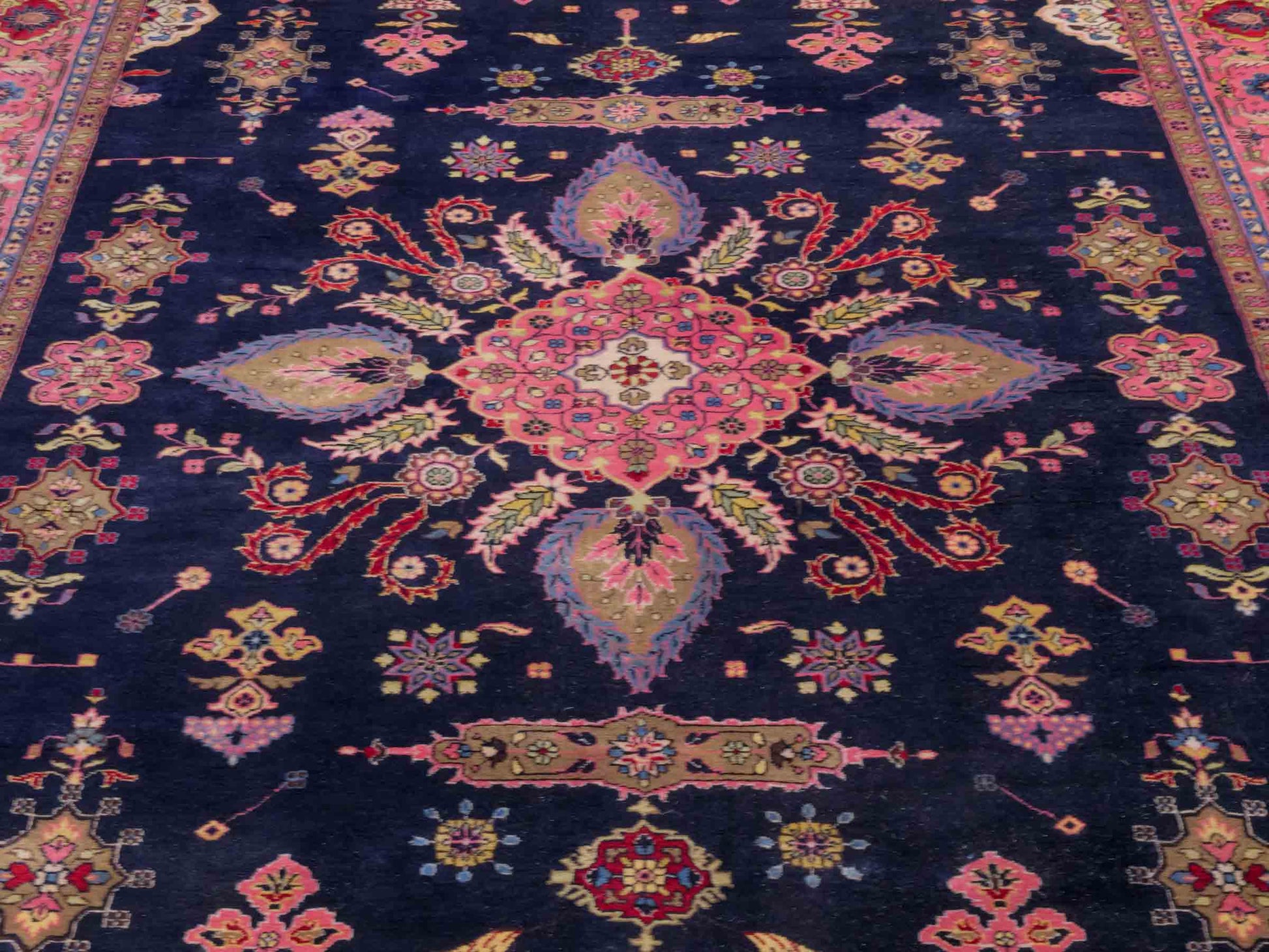 Handgeknüpfter Indo Sarough Orientteppich von Khademi aus Wolle, dunkelblau, rosa. Klassisches Medaillon. Traditionell von Hand geknüpft in Indien. Größe: 298 cm x 196 cm. Teppichnummer: SB3-1179 | Jupiter Intl.