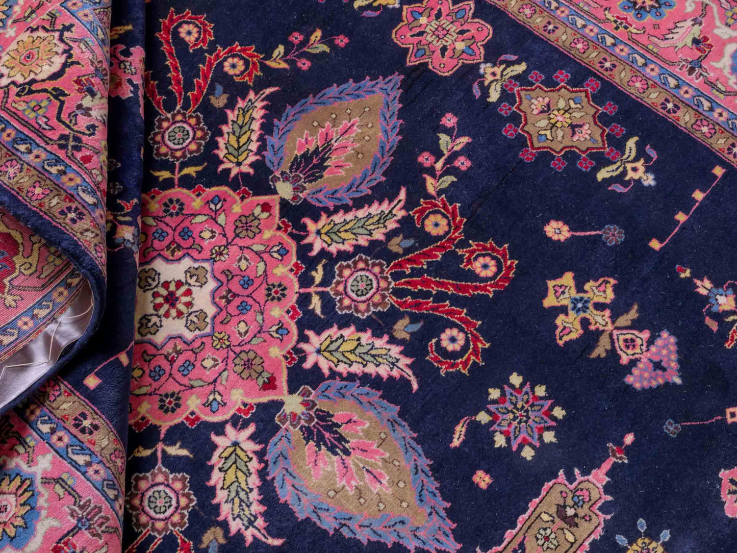 Handgeknüpfter Indo Sarough Orientteppich von Khademi aus Wolle, dunkelblau, rosa. Klassisches Medaillon. Traditionell von Hand geknüpft in Indien. Größe: 298 cm x 196 cm. Teppichnummer: SB3-1179 | Jupiter Intl.