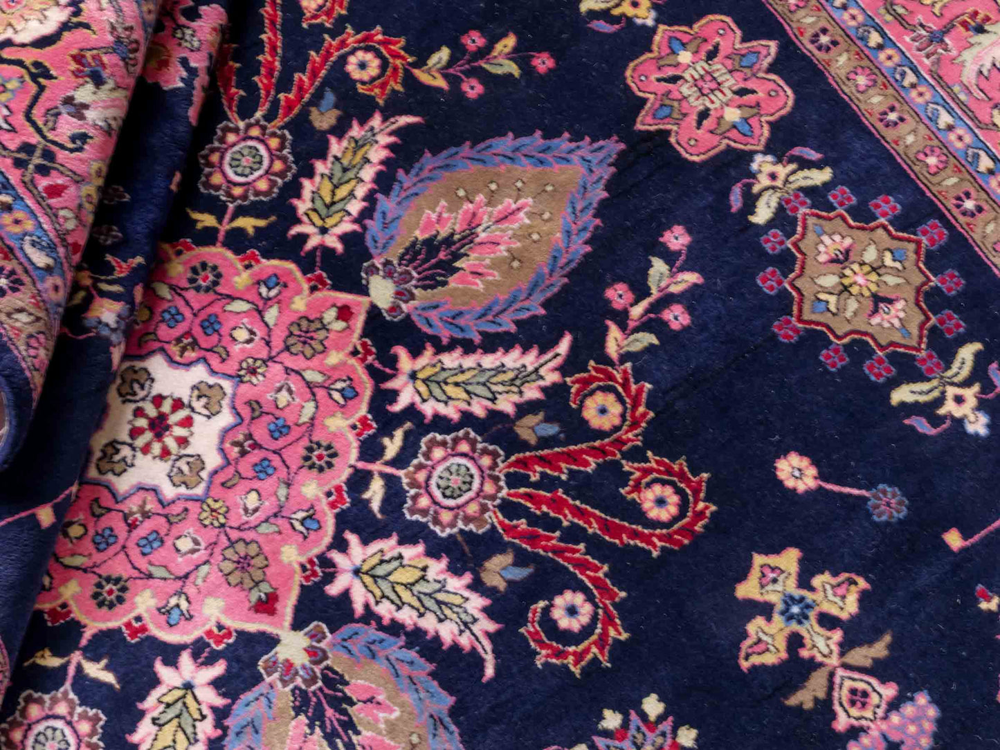 Handgeknüpfter Indo Sarough Orientteppich von Khademi aus Wolle, dunkelblau, rosa. Klassisches Medaillon. Traditionell von Hand geknüpft in Indien. Größe: 298 cm x 196 cm. Teppichnummer: SB3-1179 | Jupiter Intl.