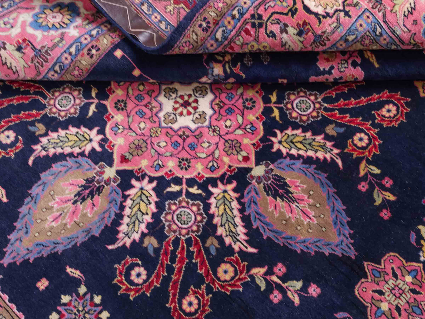 Handgeknüpfter Indo Sarough Orientteppich von Khademi aus Wolle, dunkelblau, rosa. Klassisches Medaillon. Traditionell von Hand geknüpft in Indien. Größe: 298 cm x 196 cm. Teppichnummer: SB3-1179 | Jupiter Intl.