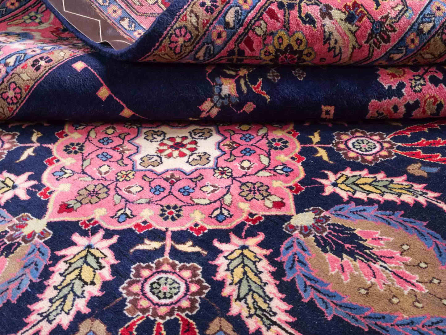 Handgeknüpfter Indo Sarough Orientteppich von Khademi aus Wolle, dunkelblau, rosa. Klassisches Medaillon. Traditionell von Hand geknüpft in Indien. Größe: 298 cm x 196 cm. Teppichnummer: SB3-1179 | Jupiter Intl.