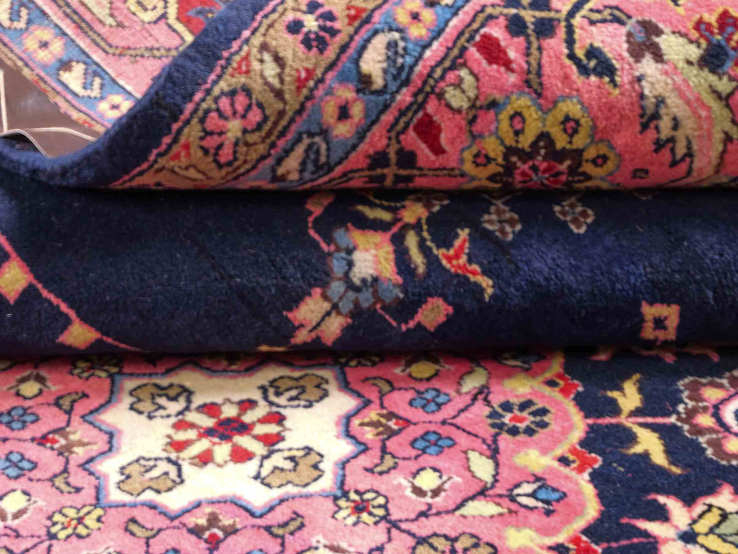 Handgeknüpfter Indo Sarough Orientteppich von Khademi aus Wolle, dunkelblau, rosa. Klassisches Medaillon. Traditionell von Hand geknüpft in Indien. Größe: 298 cm x 196 cm. Teppichnummer: SB3-1179 | Jupiter Intl.