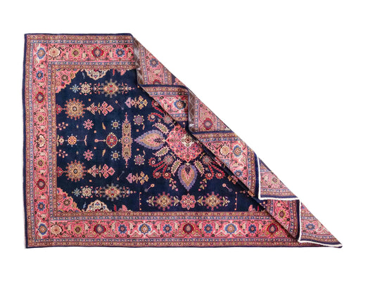 Handgeknüpfter Indo Sarough Orientteppich von Khademi aus Wolle, dunkelblau, rosa. Klassisches Medaillon. Traditionell von Hand geknüpft in Indien. Größe: 298 cm x 196 cm. Teppichnummer: SB3-1179 | Jupiter Intl.
