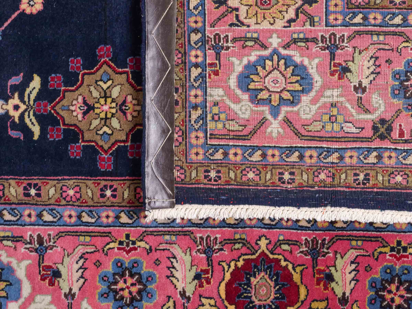 Handgeknüpfter Indo Sarough Orientteppich von Khademi aus Wolle, dunkelblau, rosa. Klassisches Medaillon. Traditionell von Hand geknüpft in Indien. Größe: 298 cm x 196 cm. Teppichnummer: SB3-1179 | Jupiter Intl.