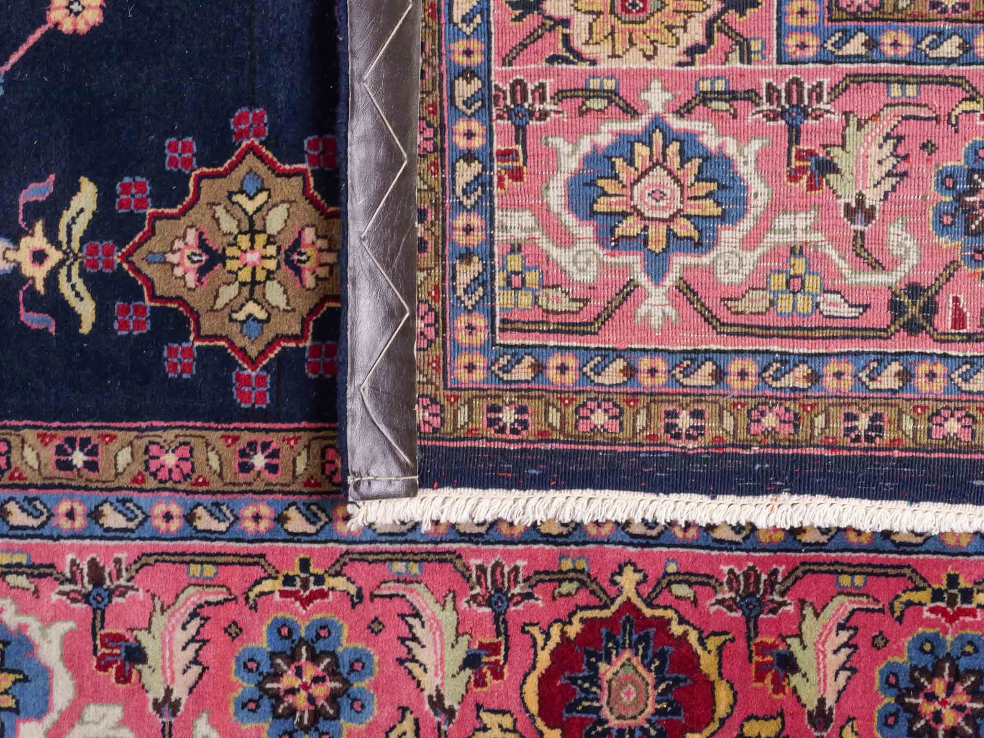Handgeknüpfter Indo Sarough Orientteppich von Khademi aus Wolle, dunkelblau, rosa. Klassisches Medaillon. Traditionell von Hand geknüpft in Indien. Größe: 298 cm x 196 cm. Teppichnummer: SB3-1179 | Jupiter Intl.