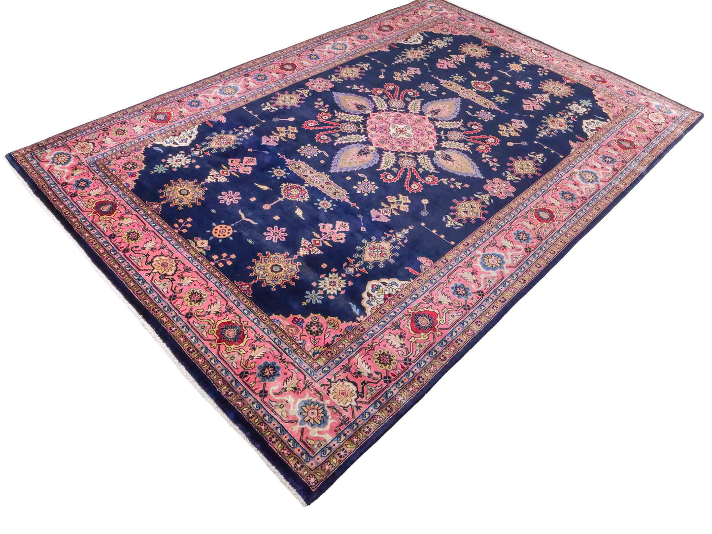 Handgeknüpfter Indo Sarough Orientteppich von Khademi aus Wolle, dunkelblau, rosa. Klassisches Medaillon. Traditionell von Hand geknüpft in Indien. Größe: 298 cm x 196 cm. Teppichnummer: SB3-1179 | Jupiter Intl.
