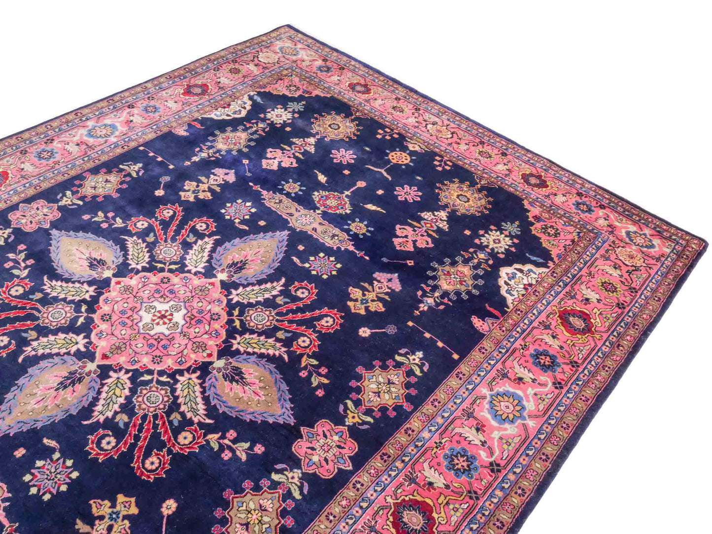 Handgeknüpfter Indo Sarough Orientteppich von Khademi aus Wolle, dunkelblau, rosa. Klassisches Medaillon. Traditionell von Hand geknüpft in Indien. Größe: 298 cm x 196 cm. Teppichnummer: SB3-1179 | Jupiter Intl.