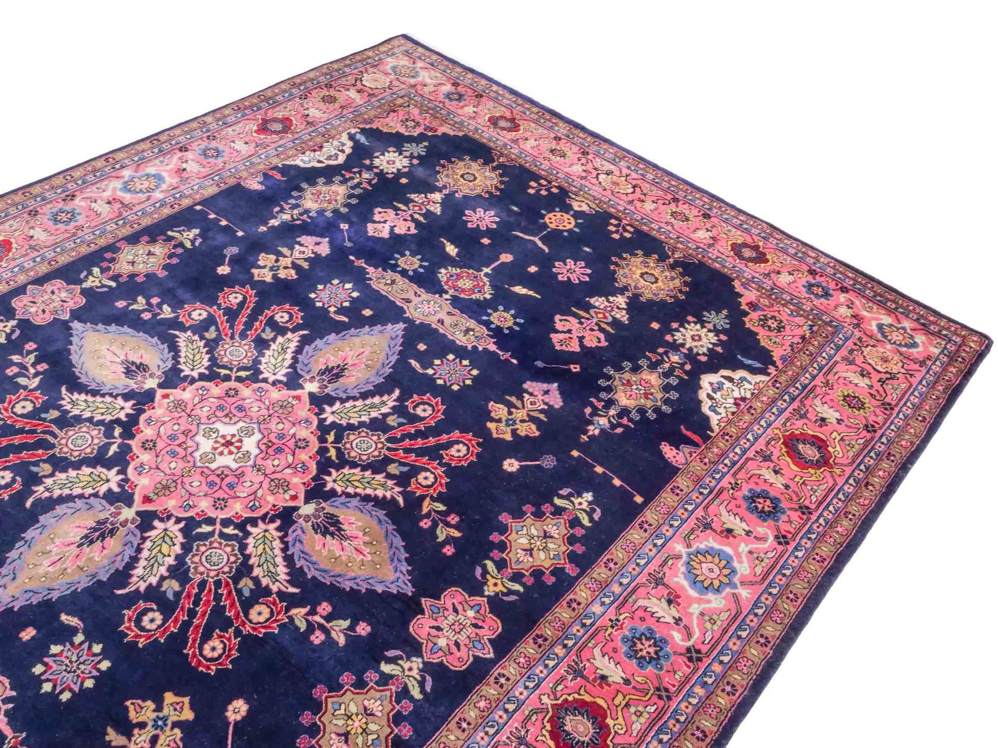 Handgeknüpfter Indo Sarough Orientteppich von Khademi aus Wolle, dunkelblau, rosa. Klassisches Medaillon. Traditionell von Hand geknüpft in Indien. Größe: 298 cm x 196 cm. Teppichnummer: SB3-1179 | Jupiter Intl.