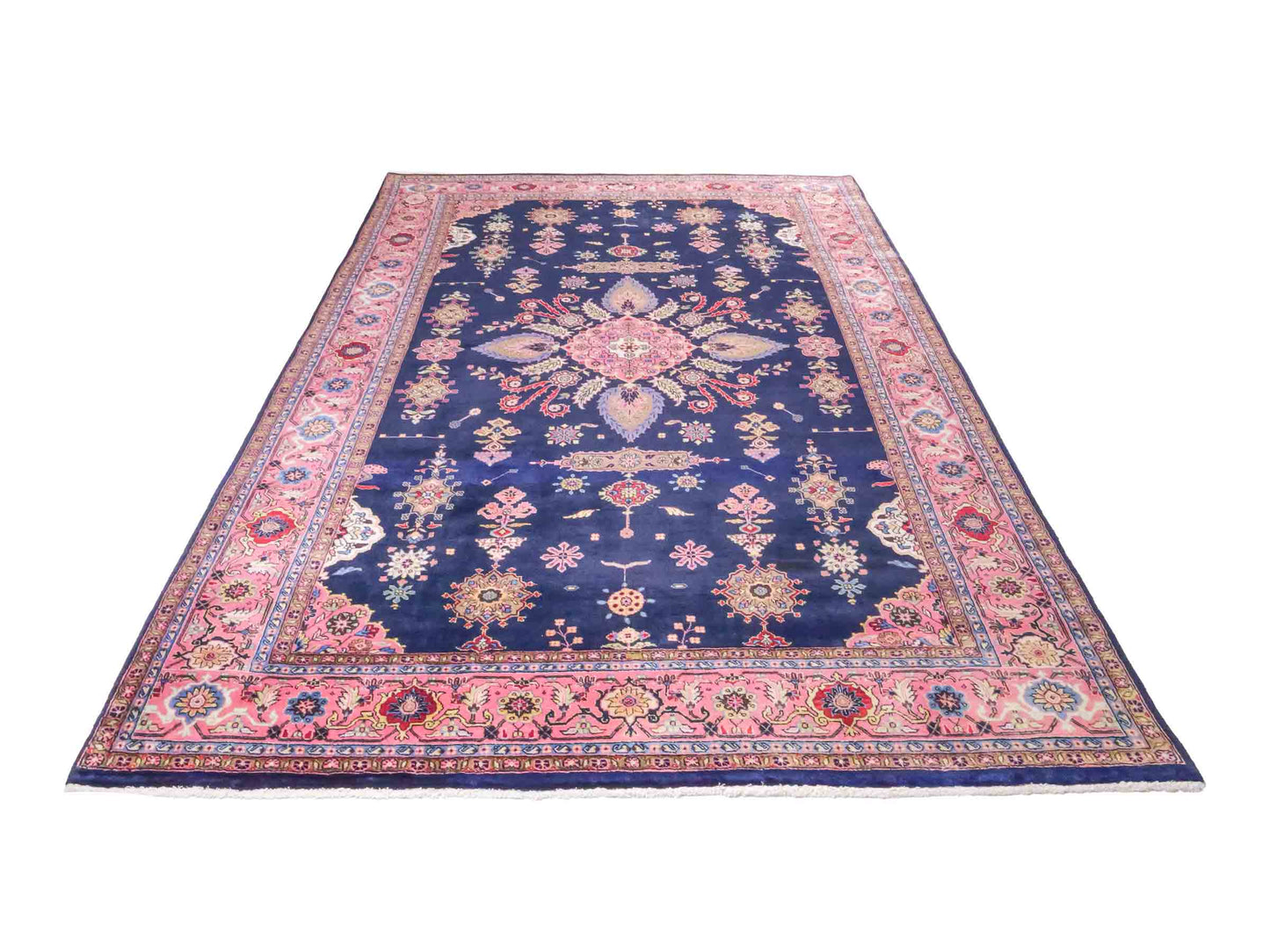 Handgeknüpfter Indo Sarough Orientteppich von Khademi aus Wolle, dunkelblau, rosa. Klassisches Medaillon. Traditionell von Hand geknüpft in Indien. Größe: 298 cm x 196 cm. Teppichnummer: SB3-1179 | Jupiter Intl.
