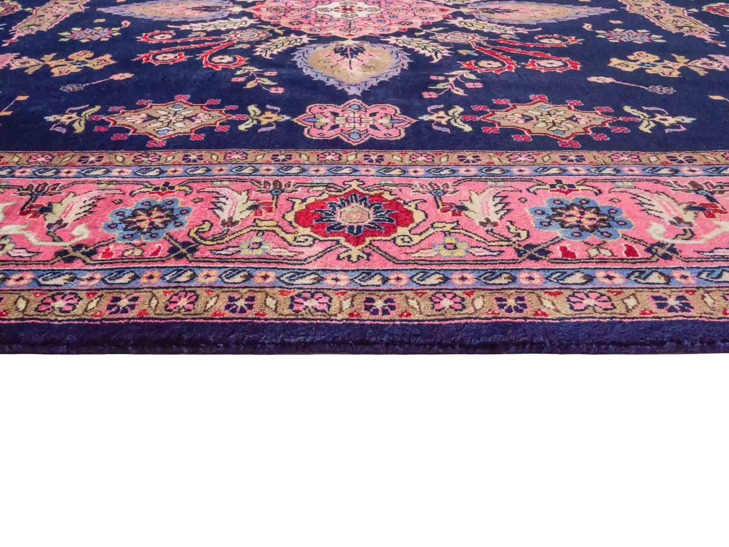 Handgeknüpfter Indo Sarough Orientteppich von Khademi aus Wolle, dunkelblau, rosa. Klassisches Medaillon. Traditionell von Hand geknüpft in Indien. Größe: 298 cm x 196 cm. Teppichnummer: SB3-1179 | Jupiter Intl.