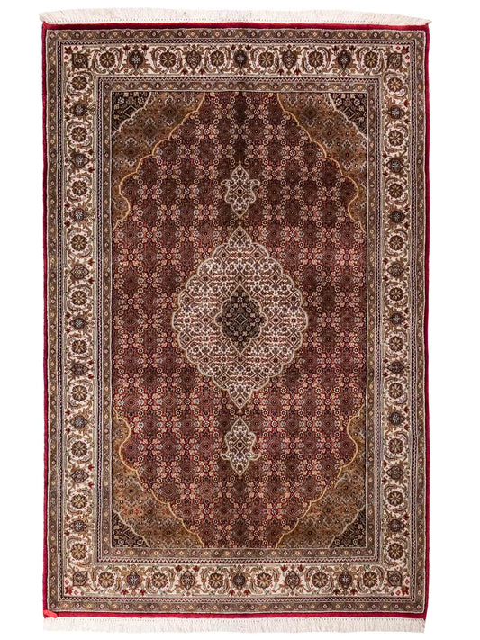 Handgeknüpfter Indo Täbriz Mahi Orientteppich von Khademi aus Wolle, rot, beige. Klassisches Medaillon. Traditionell von Hand geknüpft in Indien. Größe: 186 cm x 120 cm. Teppichnummer: SB3-1121 | Jupiter Intl.