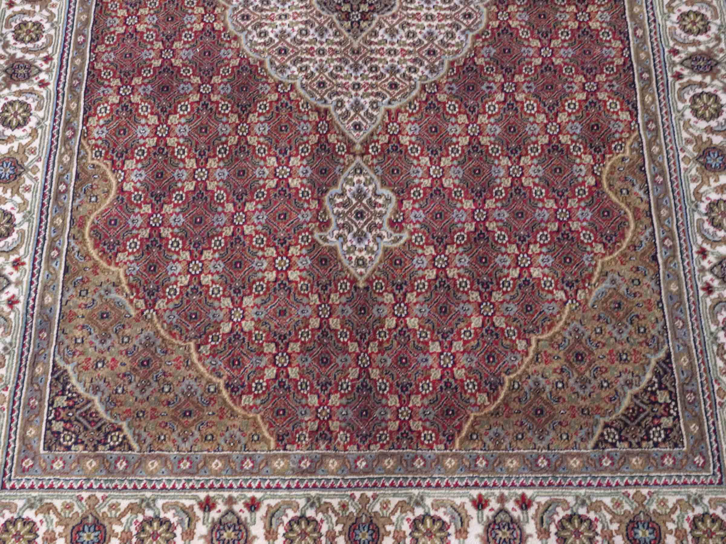 Handgeknüpfter Indo Täbriz Mahi Orientteppich von Khademi aus Wolle, rot, beige. Klassisches Medaillon. Traditionell von Hand geknüpft in Indien. Größe: 186 cm x 120 cm. Teppichnummer: SB3-1121 | Jupiter Intl.