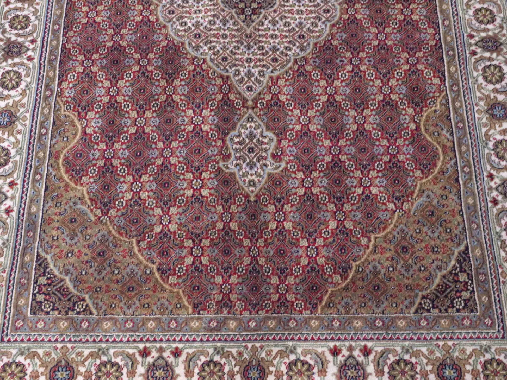 Handgeknüpfter Indo Täbriz Mahi Orientteppich von Khademi aus Wolle, rot, beige. Klassisches Medaillon. Traditionell von Hand geknüpft in Indien. Größe: 186 cm x 120 cm. Teppichnummer: SB3-1121 | Jupiter Intl.