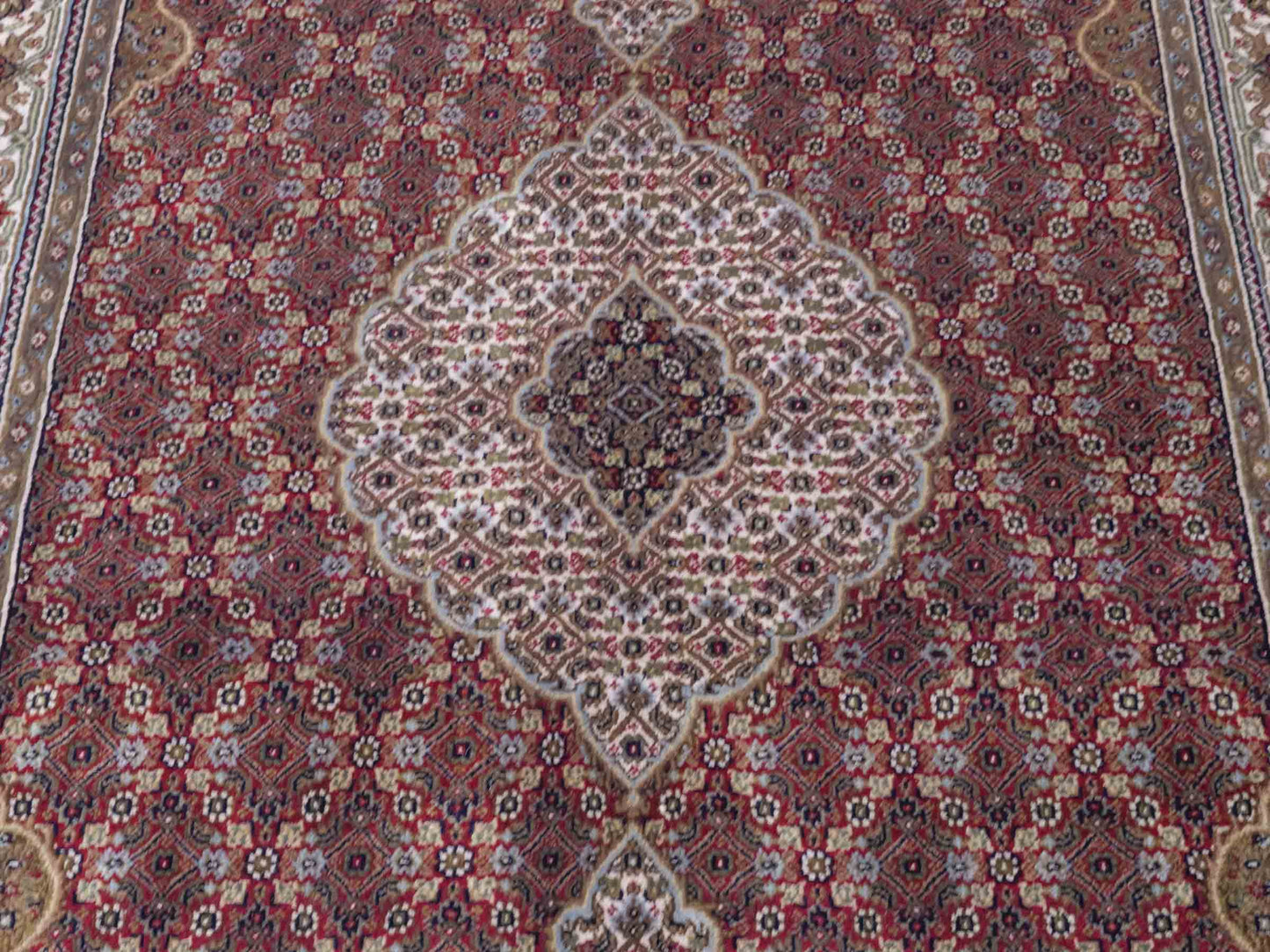 Handgeknüpfter Indo Täbriz Mahi Orientteppich von Khademi aus Wolle, rot, beige. Klassisches Medaillon. Traditionell von Hand geknüpft in Indien. Größe: 186 cm x 120 cm. Teppichnummer: SB3-1121 | Jupiter Intl.