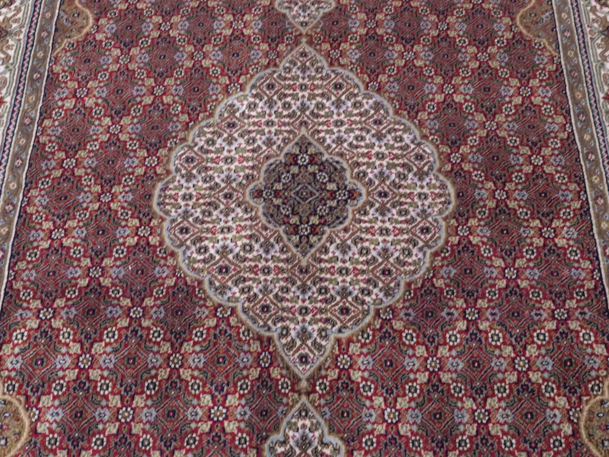 Handgeknüpfter Indo Täbriz Mahi Orientteppich von Khademi aus Wolle, rot, beige. Klassisches Medaillon. Traditionell von Hand geknüpft in Indien. Größe: 186 cm x 120 cm. Teppichnummer: SB3-1121 | Jupiter Intl.